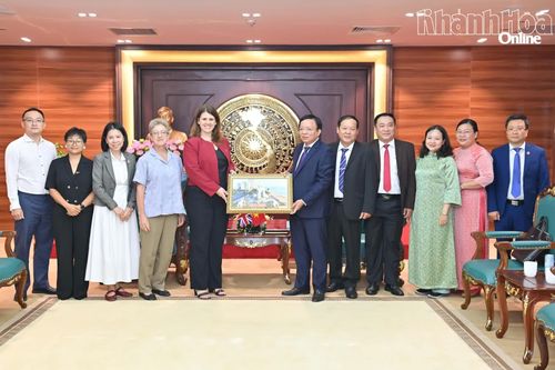 Phó Chủ tịch UBND tỉnh Khánh Hòa Lê Huyền tiếp Tổng Lãnh sự Anh tại TP. Hồ Chí Minh