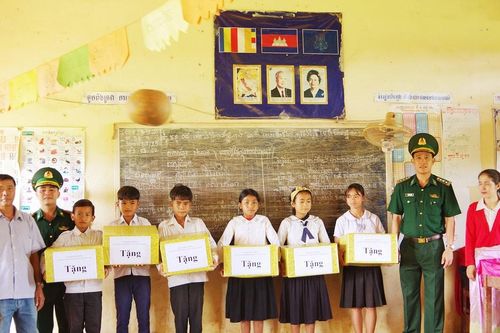 Bồi đắp tình hữu nghị qua chương trình Nâng bước em tới trường