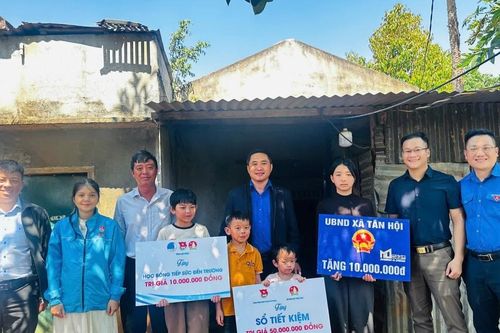 Trao sổ tiết kiệm, học bổng cho thiếu nhi có hoàn cảnh đặc biệt khó khăn