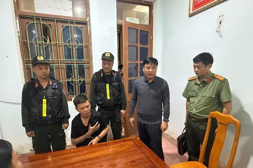 Khởi tố, bắt tạm giam đối tượng dùng súng tự chế giết người