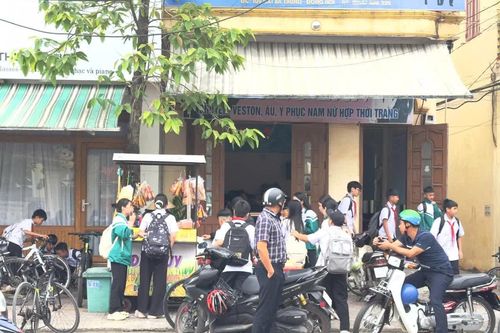 Nỗi lo đồ ăn vặt trước cổng trường học