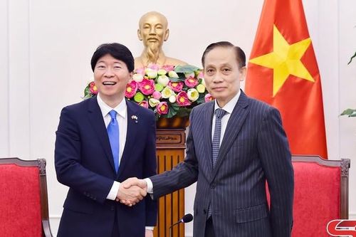 Đồng chí Bộ trưởng Ngoại giao tiếp Thống đốc tỉnh Okayama, Nhật Bản