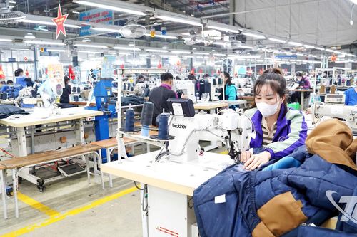Ổn định nguồn nhân lực, tăng tốc sản xuất công nghiệp