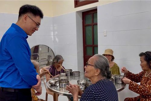 Ấm lòng 'Bữa ăn tình nguyện'