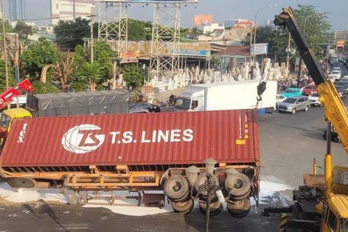 TP.HCM: Xe container chở sơn bị lật, tài xế may mắn thoát nạn