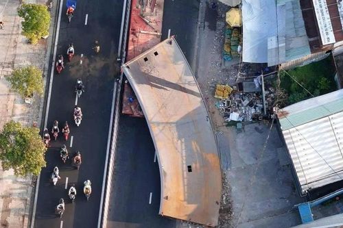 Va chạm trên cầu Kênh Tẻ, tấm thép hơn 10 tấn rơi xuống đường, một tài xế tử vong