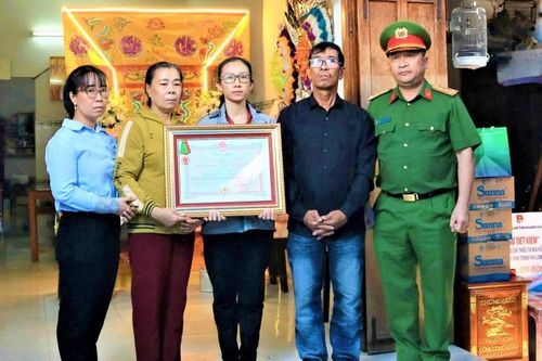 Truy tặng Huân chương Bảo vệ Tổ quốc hạng Ba cho thiếu tá công an hy sinh khi làm nhiệm vụ