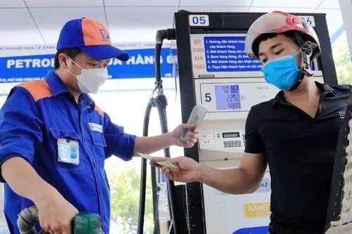 Thị trường xăng dầu liên tiếp nhận tin vui: Giảm thuế, giá RON 95 về ngưỡng 24.000 đồng