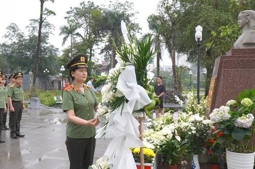 Cục Hồ sơ nghiệp vụ dâng hoa, dâng hương tưởng niệm Anh hùng liệt sĩ Võ Thị Sáu