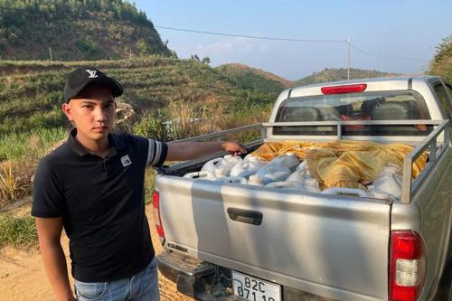 Bắt vụ nghi vận chuyển khoảng 900 lít xăng qua biên giới