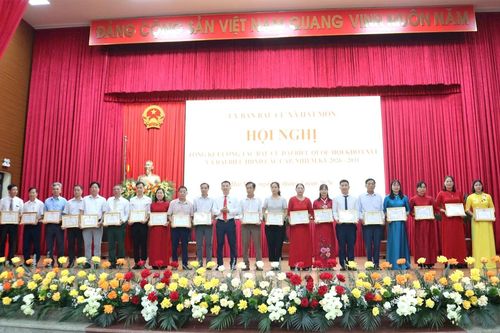 Xã Hát Môn khen thưởng tập thể, cá nhân xuất sắc trong công tác bầu cử