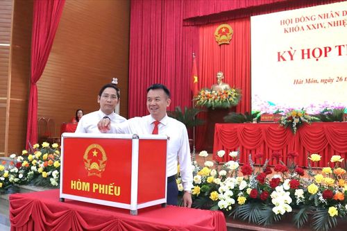 Hát Môn bầu các chức danh lãnh đạo HĐND, UBND nhiệm kỳ mới