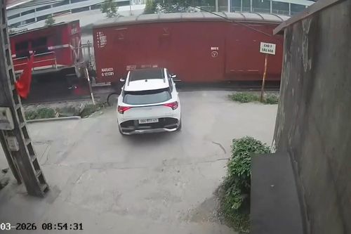 Băng qua lối đi tự mở, ô tô bị tàu hỏa tông nát đầu xe