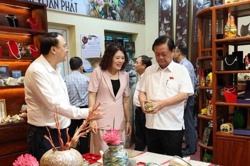 Giữ gìn 'hồn cốt' của làng nghề khảm trai Chuyên Mỹ