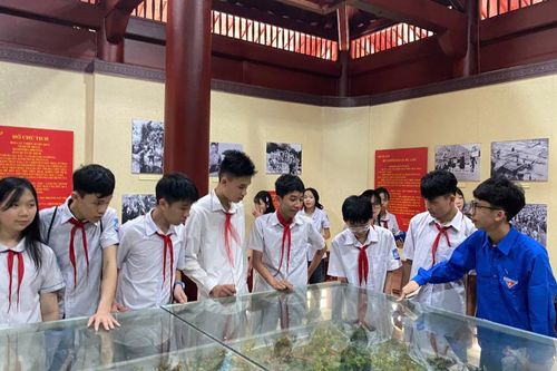 Trường THCS Hòa Chung tổ chức 'Hành trình về biên giới' và kết nạp đoàn viên