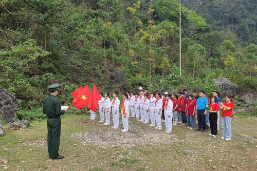 Đồn Biên phòng Lũng Nặm tổ chức Chương trình 'Tiết học biên cương'
