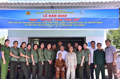Phụ nữ Công an trao tặng nhà 'Nghĩa tình phụ nữ'