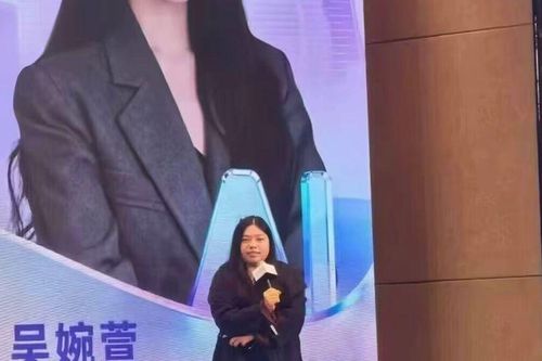 Đang phát biểu thì 'lộ' nhan sắc thật: Nữ lãnh đạo công nghệ khiến cả hội nghị ngỡ ngàng không biết ai là thật, ai là giả