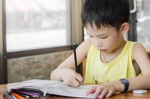 Cô giáo giao bài tập điền câu: 'Một túp lều tranh, hai trái tim...', đáp án của học sinh hiếm ai nghĩ ra