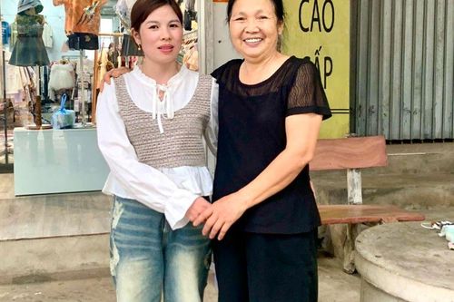 Người phụ nữ thấy túi xách lạ trước cửa, vừa mở ra đã tá hỏa báo công an