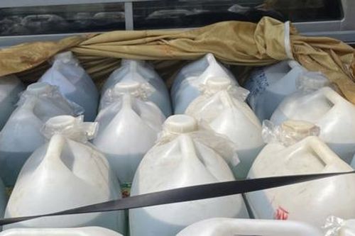 Quảng Ngãi: Bắt quả tang vụ vận chuyển lậu 900 lít xăng qua Lào tiêu thụ