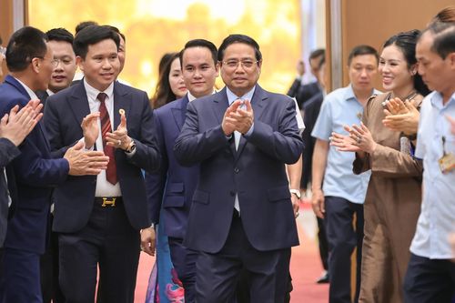 Thủ tướng: Chính phủ lắng nghe doanh nghiệp bằng sự chân thành, sẻ chia bằng trái tim