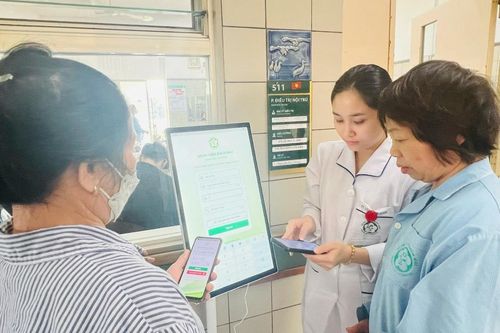 Hết cảnh dậy từ 5 giờ sáng xếp hàng giữ chỗ khi đi khám ở Bệnh viện Bạch Mai