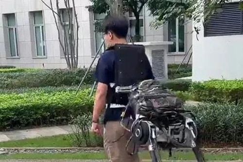 Robot đeo sau lưng biến người thành 'nhân mã sinh học'