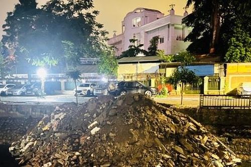 Phường Kim Liên thông tin chính thức về phản ánh 'đổ trộm rác thải xây dựng xuống sông Lừ'