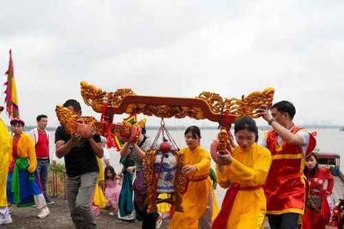 Độc đáo lễ rước nước, tế bánh chưng bánh giầy ở hội làng Tranh Khúc