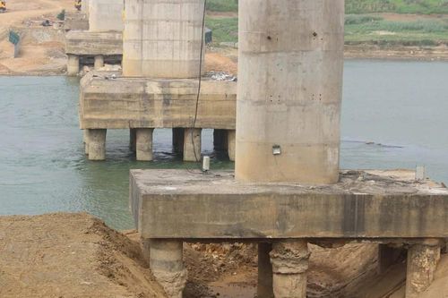 Cận cảnh quá trình sửa chữa trụ cầu Sông Lô ở Phú Thọ