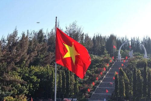 Lá cờ Tổ quốc tung bay tại Khu tưởng niệm chiến sĩ Gạc Ma đầy xúc động