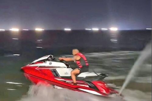 Công an mời làm việc TikToker phóng môtô nước trên bãi tắm công cộng