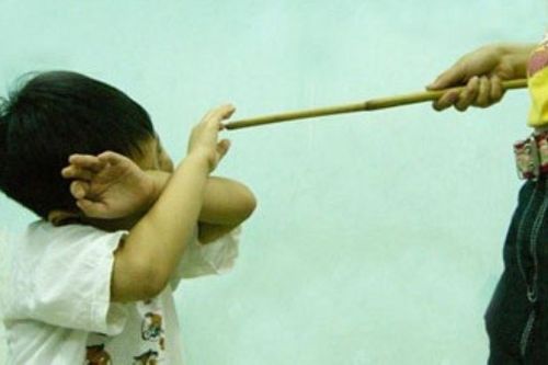 Phụ huynh Cà Mau tự vào trường đánh học sinh 10 roi theo giao kèo'