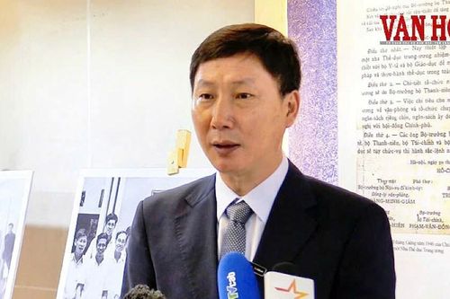 HLV Kim Sang-sik hướng tới cột mốc mới cùng tuyển Việt Nam