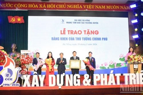 Trung tâm Đào tạo thường xuyên-Đại học Đà Nẵng đón nhận Bằng khen Thủ tướng Chính phủ