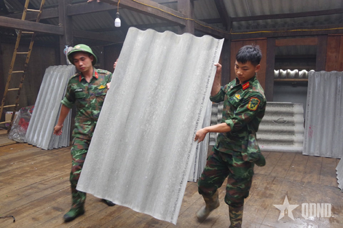 Bộ CHQS tỉnh Lào Cai giúp dân sửa chữa gần 730 ngôi nhà bị hư hỏng do thiên tai
