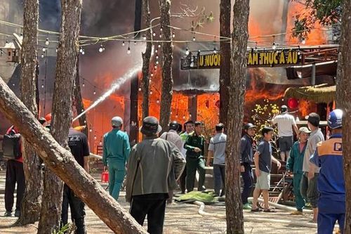 Cháy lớn tại Khu phố đêm Măng Đen