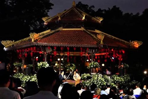 Live Concert 'Hà Nội bình yên' tắt đèn hưởng ứng Giờ Trái đất