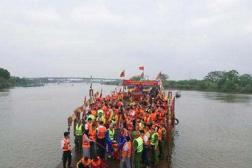 Hàng nghìn du khách nô nức khai hội đền Tranh
