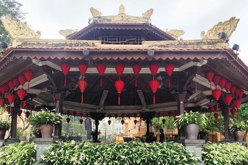 Hoa loa kèn 'nhuộm trắng' Nhà Bát Giác trước giờ Live Concert 'Hà Nội bình yên'
