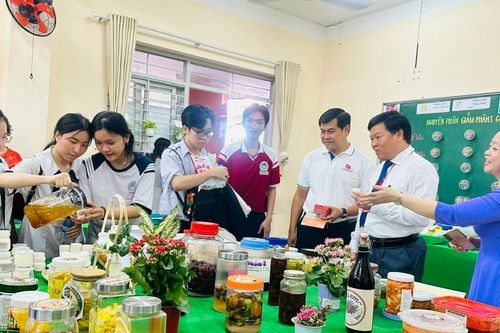 Học sinh lớp 9 tìm hiểu môi trường học tập qua hoạt động trải nghiệm thực tế