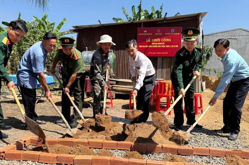 Khởi công xây dựng 4 căn nhà Đại đoàn kết tặng hộ nghèo ở khu vực biên giới Đắk Lắk