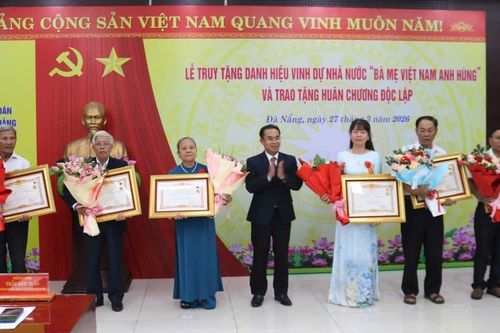 Truy tặng danh hiệu 'Bà mẹ Việt Nam Anh hùng' cho 12 mẹ liệt sĩ ở Đà Nẵng