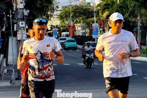 Vận động viên đánh giá cung đường Tiền Phong Marathon 'đẹp, mát, dễ bứt tốc'