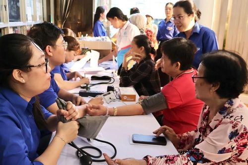 Đưa y tế đến gần dân: Khám bệnh, cấp thuốc miễn phí cho người yếu thế