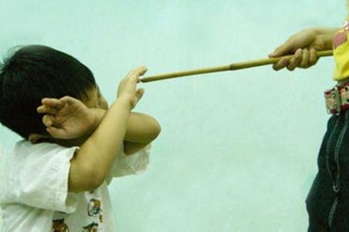 Vụ học sinh lớp 3 bị phụ huynh bạn cùng lớp đánh 10 roi: Dừng đứng lớp 2 giáo viên