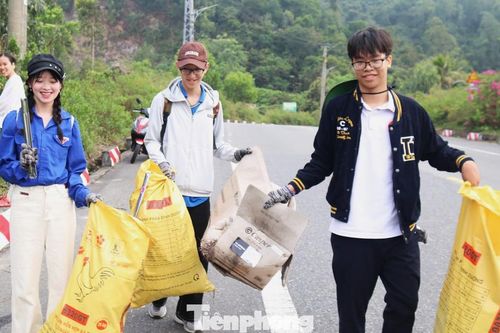Bạn trẻ Đà Nẵng rủ nhau 'dọn sạch Sơn Trà'