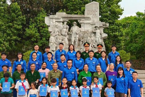 Kỷ niệm 75 năm Ngày Bác Hồ đến thăm và tặng thơ Thanh niên xung phong