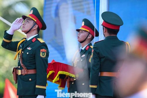 Khoảnh khắc kéo cờ thiêng liêng ở Khu tưởng niệm Chiến sĩ Gạc Ma